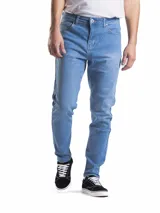 Jean de corte slim fit en color azul claro, con diseño clásico de cinco bolsillos, cierre frontal con botón y costuras reforzadas.