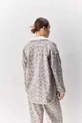 Sobrecamisa de corte relajado con estampado animal print, cuello camisero, cierre frontal con botones, hombros caídos y bolsillo plaqué en el pecho.