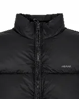 Campera puffer de nylon acolchada en color negro, con cuello alto y cierre frontal completo. Presenta un diseño minimalista con el logo de la marca Mistral bordado en el pecho.