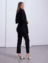 Pashmina negra de gasa con apliques de brillos geométricos.