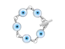 Pulsera de acero plateado con eslabones y dijes redondos con diseño de ojo turco.