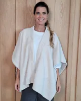 Ruana abierta de tejido de punto acanalado en color beige, con diseño holgado y caída fluida.