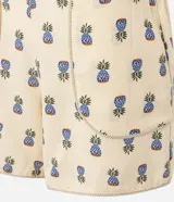 Short de tiro alto confeccionado en mezcla de viscosa y lino, con estampado de piñas pequeñas. Presenta bolsillos frontales redondeados y cintura con elástico en la parte posterior.