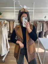 Chaleco largo con estampado animal print, forrado con corderito color camel y bolsillos delanteros.