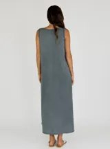 Vestido largo sin mangas, de corte holgado y diseño minimalista en color azul con efecto lavado.