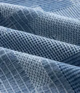 Pantalón de jean de algodón con diseño jacquard geométrico, de corte super baggy, tiro medio, bolsillos funcionales y cierre frontal con botón y cremallera.