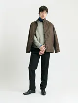 Campera de napa ecológica color marrón, con cierre frontal metálico, bolsillos laterales y cuello camisero.