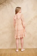 Vestido corto de encaje color durazno, con diseño de volados en capas, mangas largas abullonadas y cuello redondo con detalles bordados.