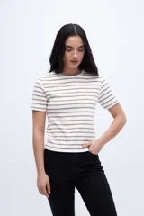 Remera blanca con rayas horizontales marrones, de corte clásico y mangas cortas.