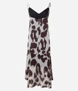 Vestido largo de corte evasé confeccionado en chiffon con estampado animal print. Presenta escote en V, breteles finos ajustables y diseño sin mangas. Incorpora una capa adicional en el ruedo que aporta movimiento y fluidez a la prenda.
