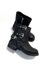 Botas cortas negras de cuero vacuno, con hebillas plateadas, cierre lateral y estribo desmontable.