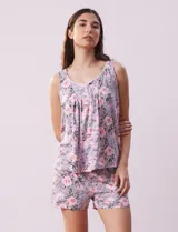 Conjunto de pijama estampado marca René Rofé, compuesto por musculosa y short. La musculosa tiene escote redondo con aplique de puntilla y botones. El short tiene cintura elastizada.