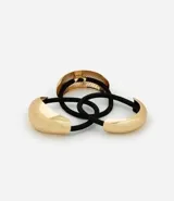 Set de tres elásticos para el pelo con detalle de metal dorado de diferentes tamaños.