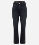 Pantalón de jeans premium azul oscuro de corte recto y cintura media, con bolsillos funcionales, trabillas para cinturón y costuras visibles a contratono. Confeccionado por Marfinno.