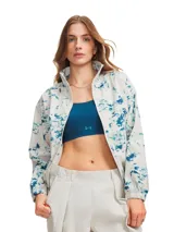 Campera Under Armour de cierre completo con diseño estampado tipo tie-dye en tonos blancos y azules. Cuenta con cuello alto, hombros caídos, bolsillos laterales con cremallera, y puños y bajo elásticos.