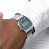 Reloj digital Casio modelo A158WEM-3DF con caja de 33mm y brazalete de malla de acero inoxidable. Presenta una esfera de color verde con pantalla digital, funciones de cronómetro, alarma y calendario automático.