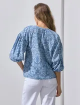 Blusa celeste con estampado floral blanco, escote en V y mangas 3/4 abullonadas con elástico, marca Zac & Rachel.