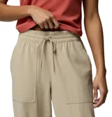 Pantalón Columbia modelo Pinetown Canyon Omni-Shade color beige, de corte relajado con cintura elástica ajustable mediante cordón, bolsillos frontales aplicados, elástico en los puños y tecnología avanzada de repelencia.