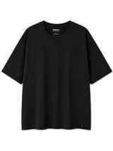 Remera de corte oversize color negro, con cuello redondo y mangas cortas. Presenta una etiqueta pequeña en el ruedo inferior.