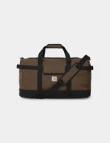 Bolso duffel Carhartt WIP Jack Duffle Bag, color marrón con base y detalles en negro. Cuenta con asas superiores de mano, correa ajustable para el hombro y bolsillo frontal con solapa y etiqueta con el logo de la marca.