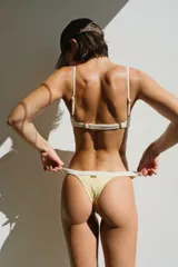 Bombacha de bikini colaless color negro con forro.