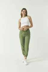 Pantalón de algodón y lino color verde militar, con cintura elástica y puños ajustados en el ruedo.