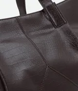 Cartera tipo shopper grande de la marca Satinato, confeccionada en poliuretano con textura tipo crocco. Presenta un diseño en forma de trapecio invertido con asas dobles estructuradas para llevar al hombro o en la mano, cierre principal por cremallera y detalles en metal color dorado claro.
