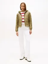 Campera acolchada ultraliviana de corte regular, confeccionada en nailon reciclado. Presenta capucha, cierre frontal con cremallera, dos bolsillos laterales con cierre y puños ajustables con broche a presión. Incluye logo de la marca en la manga.