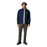 Chaqueta Columbia modelo Ascender Soft Shell, color azul marino, con cuello alto, cierre frontal completo, bolsillo en el pecho y bolsillos laterales con cierre. Presenta puños ajustables y logo de la marca bordado en el pecho.