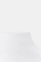 Top negro de tejido de punto, corte ajustado, con cuello alto y mangas sisa caídas.