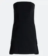 Vestido corto negro de bengalina sin breteles, con cierre lateral invisible y bolsillo cargo.
