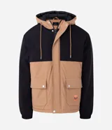 Chaqueta tipo parka de poliéster con diseño en bloques de color negro y tostado. Presenta capucha ajustable con cordones, cierre frontal con solapa superpuesta y bolsillos frontales con tapa.