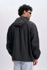 Campera gris oscuro con textura, capucha con cordón ajustable, cierre frontal y bolsillos frontales con solapa.
