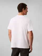 Remera de cuello redondo y manga corta, confeccionada en tejido de punto de algodón. Presenta un estampado frontal con el logo de la marca en estilo cursivo y la inscripción New York.