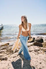 Pantalón de jean de corte wide leg, con diseño de bloques de distintos tonos de denim y tiro bajo.