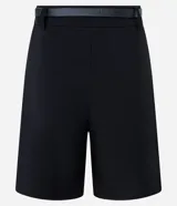 Short color visón de corte sastrero, tiro alto, con pliegues delanteros, trabillas y cinturón fino de cuero sintético.