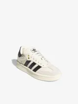 Championes Adidas Samba XLG color crema con las tres tiras laterales en negro.
