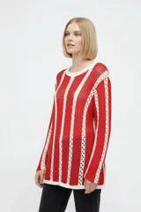 Sweater de algodón de punto con diseño a rayas verticales en color rojo y blanco, cuello redondo y mangas largas.