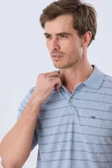Remera polo de jersey color blanco, con diseño de rayas horizontales multicolores y cierre frontal de botones.