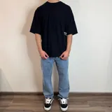 Jean de corte baggy en color negro con efecto lavado, de tiro medio y ajuste holgado en las piernas.