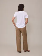 Remera blanca de algodón con cuello en V y logo bordado en el pecho.