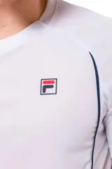 Remera Fila Match de manga corta en color blanco, con cuello redondo y costuras decorativas en color oscuro a los lados. Presenta el logo de la marca en el pecho.