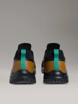Championes Calvin Klein de malla color negro, con suela EVA y detalle de talón en tono tostado con logo cK.