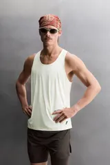 Musculosa deportiva de running en tejido ligero y perforado de color marrón, con cuello redondo y diseño sin mangas.