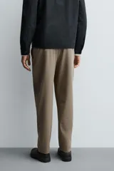 Pantalón regular fit color azul marino, confeccionado en tejido elástico. Cuenta con bolsillos frontales, bolsillos traseros de vivo con botón y cierre frontal con cremallera y botón.