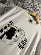 Remera blanca de manga corta con estampado de Hinata Shoyo del anime Haikyu! y texto "To the top!".