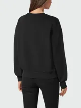 Sudadera negra de cuello redondo con logo de la marca Philipp Plein estampado en el frente.