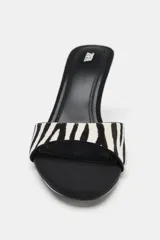 Sandalia de tacón alto fino, estilo mule, con tira delantera estampada con motivo de cebra en piel con pelo y acabado en punta redonda.