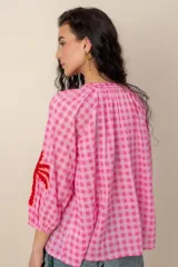 Camisa de manga larga con estampado a cuadros vichy en tonos azul y lila, escote en V y detalles bordados en el cuello, la botonera y las mangas.