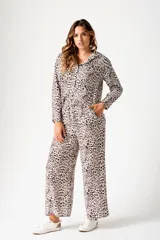 Camisa de manga larga con estampado animal print en tonos beige, negro y blanco. Presenta cuello camisero clásico y cierre frontal con botones.